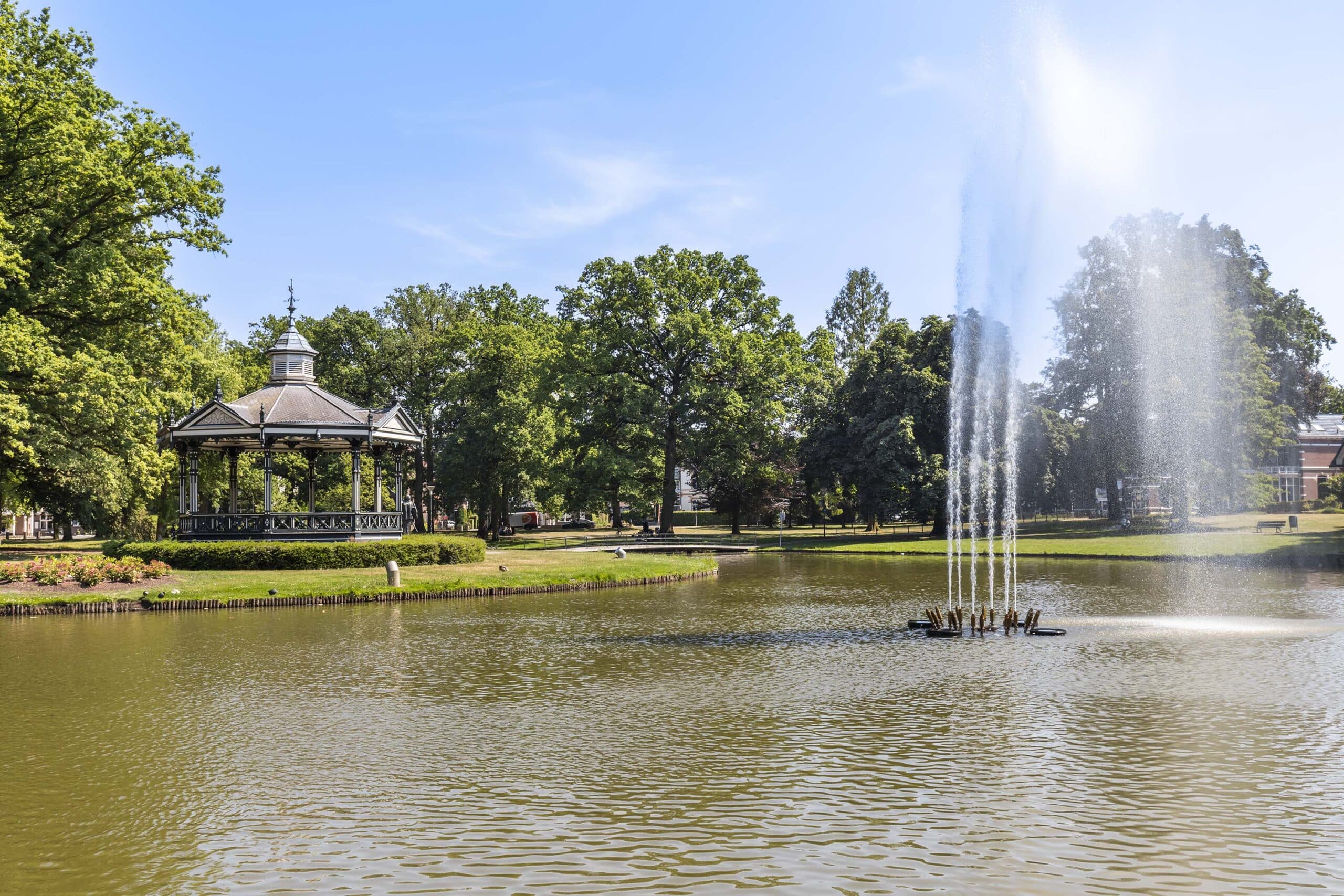 Groen park met vijver en fontein vlak bij Beekbergen